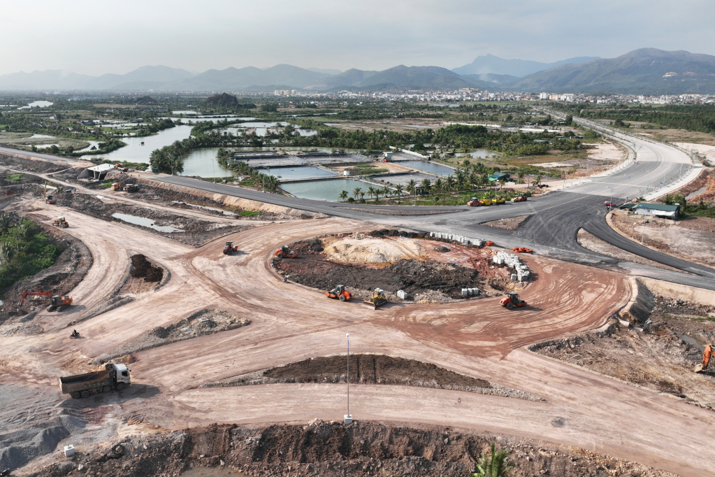 Nút giao nối với trung tâm Uông Bí đang hình thành