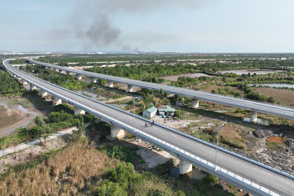 Dự án đã thi công xong kết cấu chính của 12/13 cầu trên tuyến